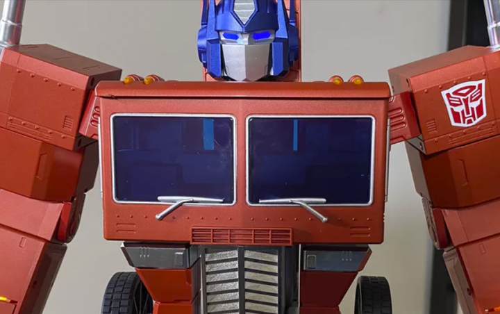 Foto de Lanzan juguete de Optimus Prime que se transforma solo